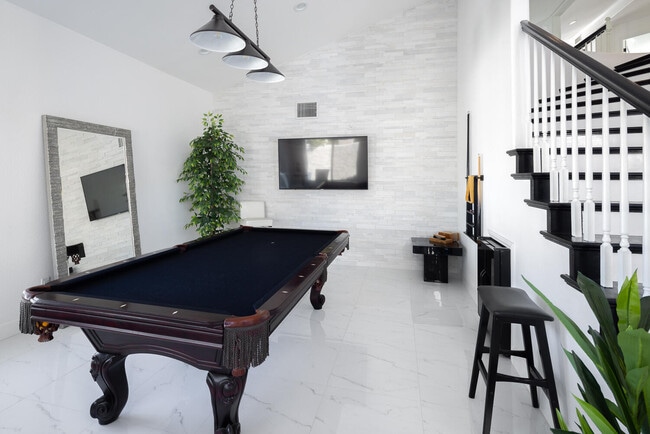 Building Photo - 41215 Carlotta Dr