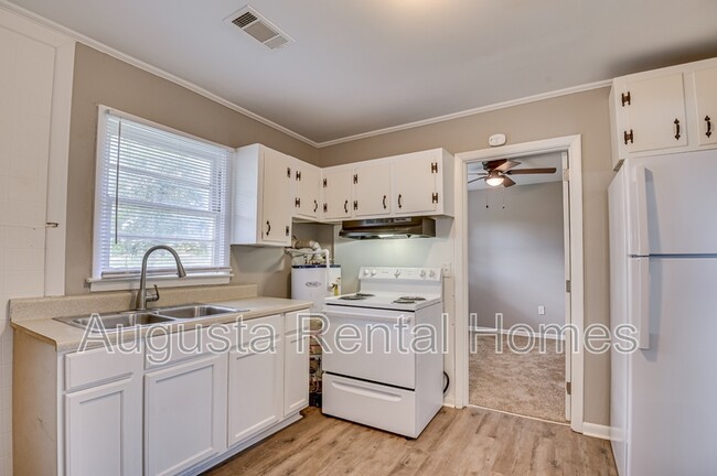 Building Photo - 128 E Hall St