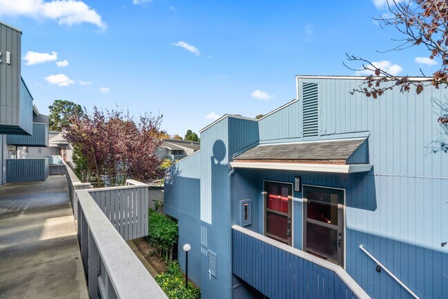 Building Photo - Top Floor 1Bd/1Ba Condo Community with Ten...