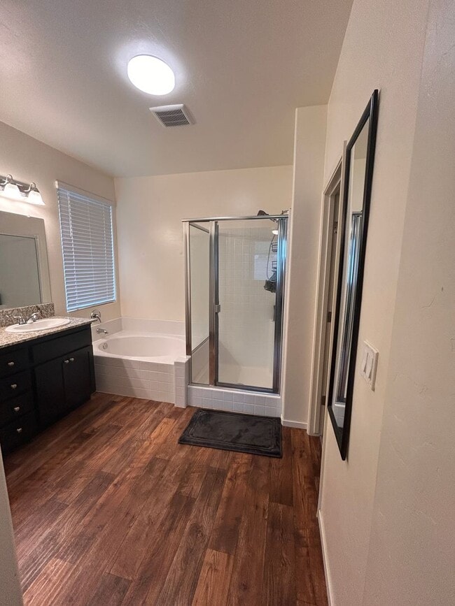 Building Photo - Don't miss this out 3 bedroom 2 bath with solar in Hanford!