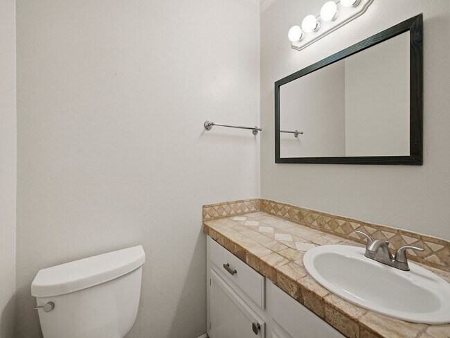 Building Photo - 2828 Silverplume Dr
