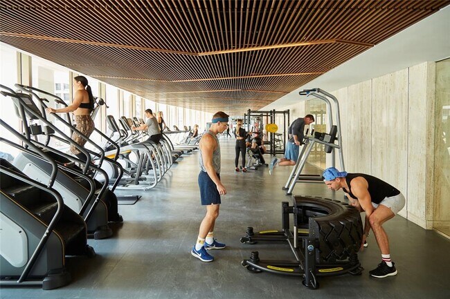 Building Photo - 1402 Elm St