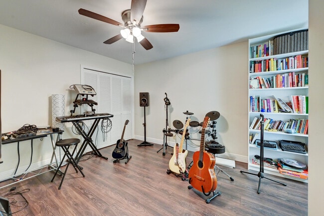 Building Photo - 6833 Bianchini Cir