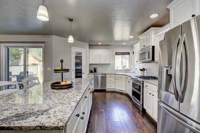 Building Photo - Beautiful 6 bed 2.5 bath home located in t...