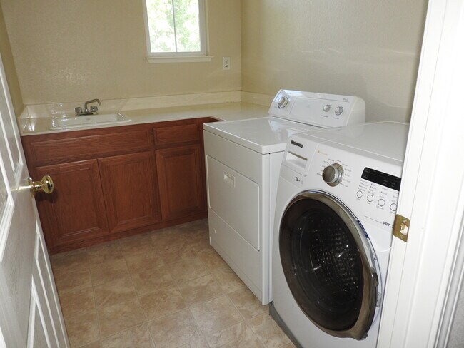 Building Photo - Gorgeous Home with Pool in Beautiful El Do...