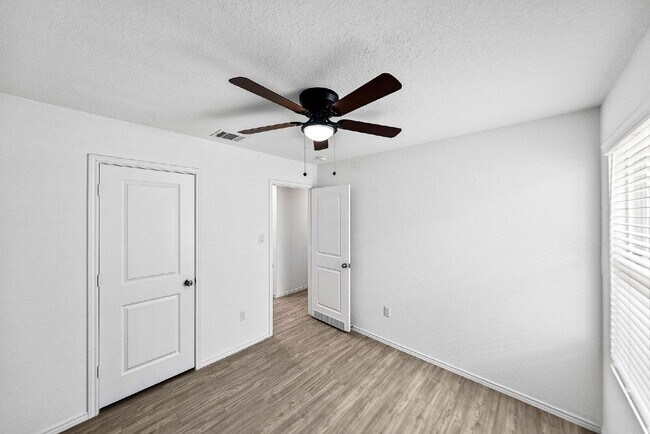 Building Photo - UP TO 1 MONTH FREE RENT!!! No Stairs, No Carpet, No Compromises.