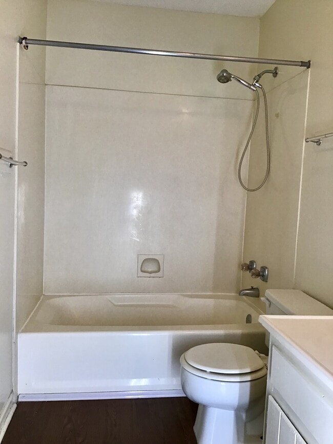 Building Photo - Beautiful 3 Bedroom Apartment. Great place...