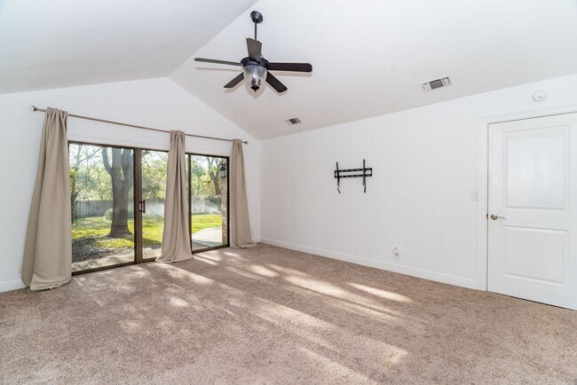 Building Photo - RENOVATED 2-BEDROOM IN WHISPERING OAKS