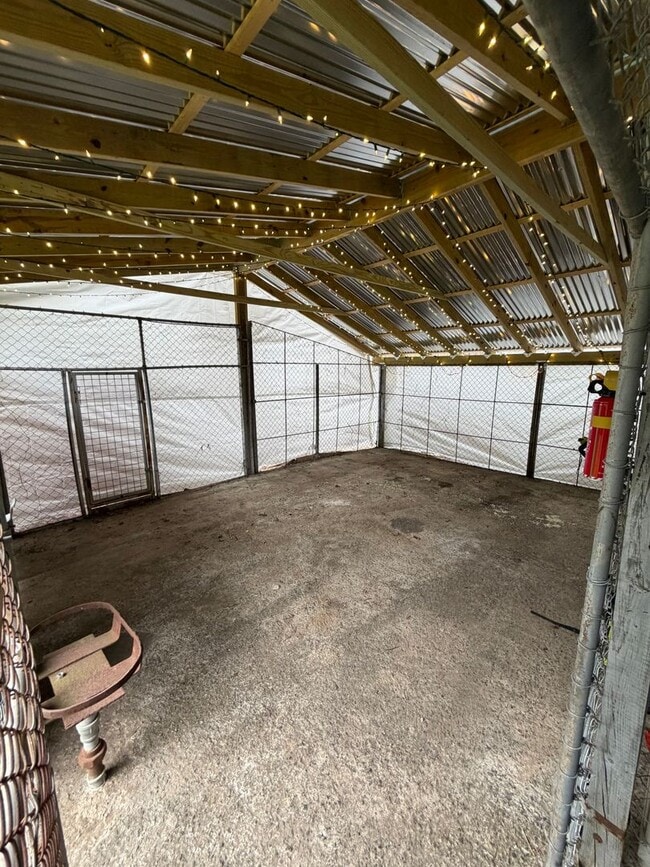 Building Photo - Spacious 4BR in a Quiet, Private Pocket