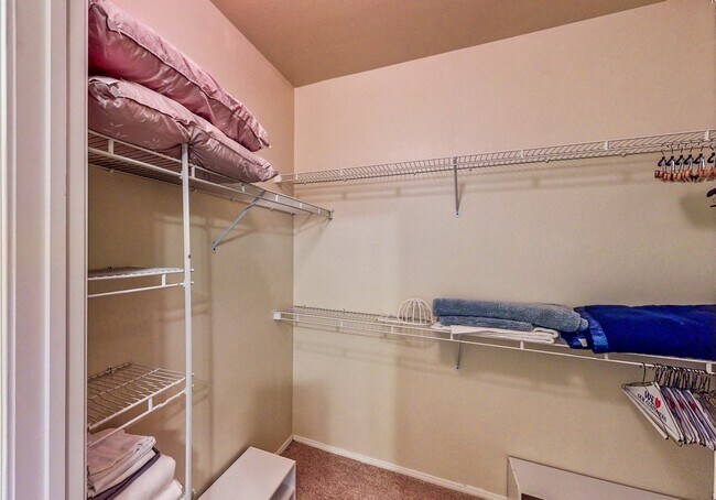 Building Photo - Experience Las Vegas in style and comfort with this beautiful first-floor 3-bedroom condo