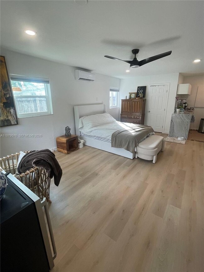 Building Photo - 2421 SW 26th Terrace