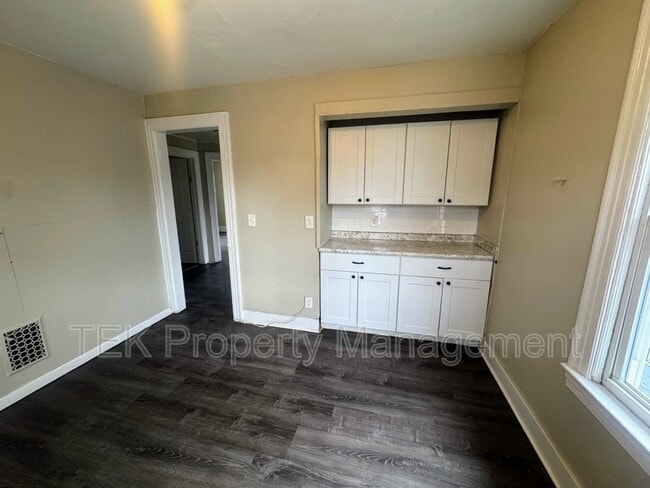 Building Photo - 128 Roslyn St