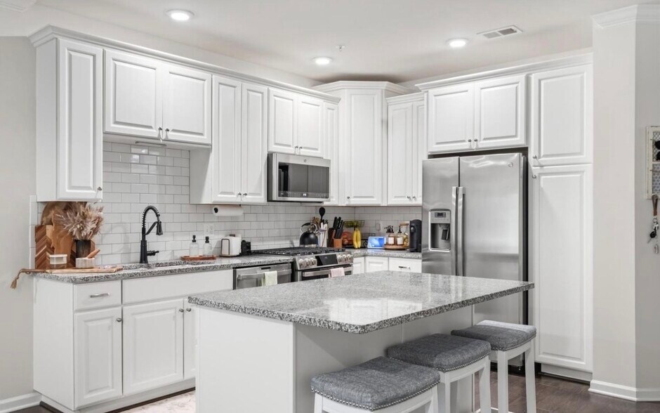 Building Photo - 23255 Milltown Knoll Sq