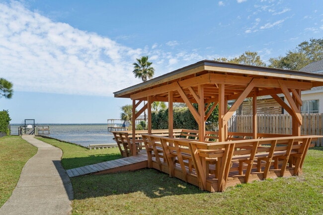 Building Photo - 374 S Shore Dr