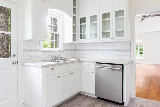 Building Photo - 2108 Robinhood Trail