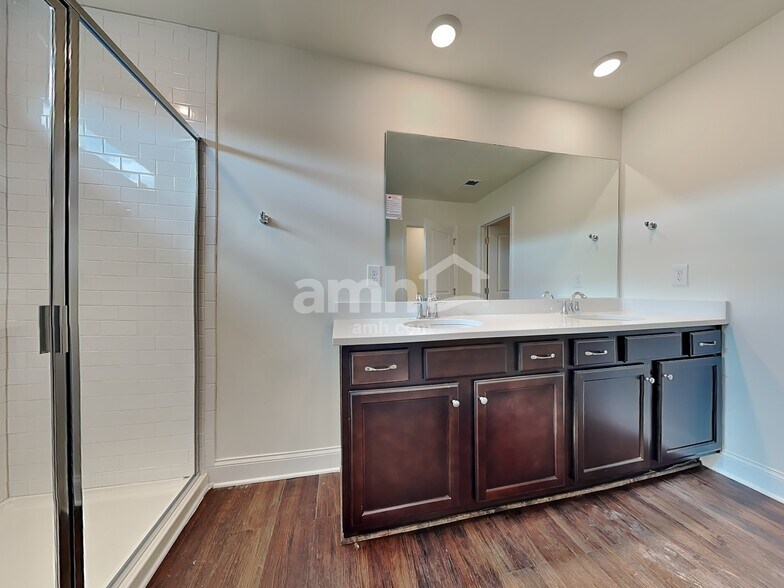 Building Photo - 838 Carnaby Ln