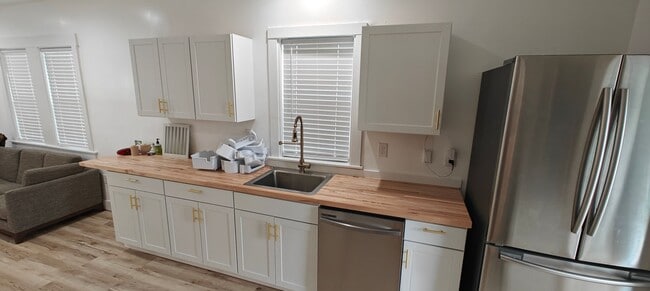 Building Photo - --APPLICATION PE 2 BR/ 1 BA Newly Renovate...