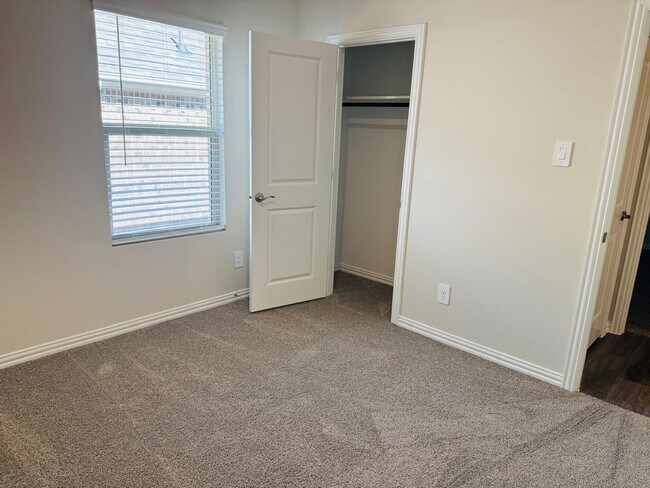 Building Photo - 801 Easthill Dr