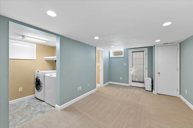 Building Photo - "Charming 4-Bed Retreat with Granite Kitch...