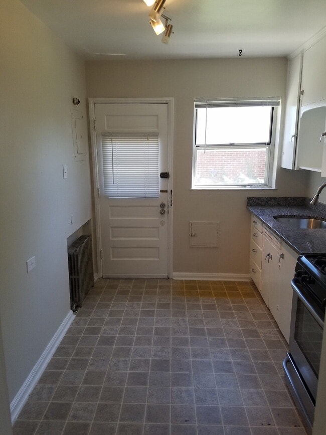 Building Photo - 1 Bed 1 Bath Mayfair Apartment With Garage in Denver! Available Now!