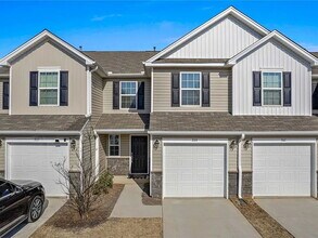 Building Photo - Family Friendly 3 Bedroom Townhome in Pendleton