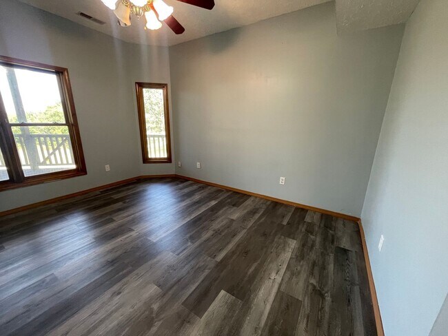 Building Photo - Space Galore!