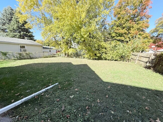 Building Photo - Spacious 4-Bedroom Home with Fenced Backyard