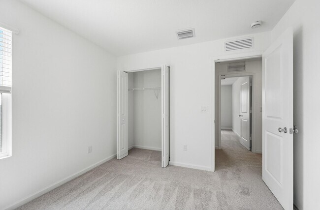 Building Photo - 10461 NW Suncrest Lp