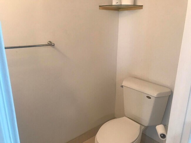 Building Photo - 401 SW 4th Ave