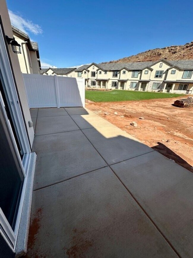 Building Photo - BRAND NEW End Unit Townhome
