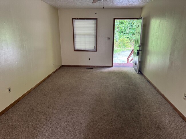 Building Photo - 1138 Jackson Hollow Rd