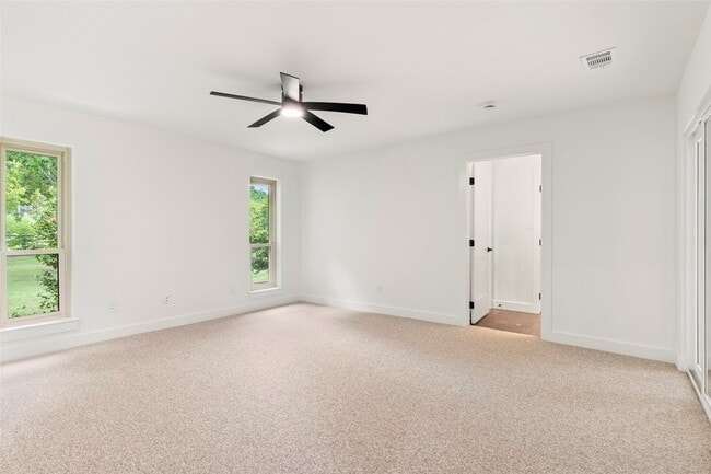Building Photo - 390 Holly Ln