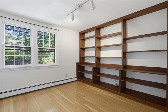 Building Photo - 37 Woodbury Rd