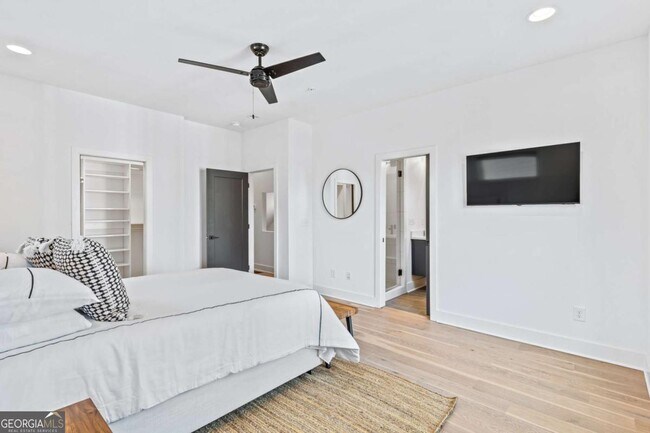 Building Photo - 2424 Memorial Dr SE