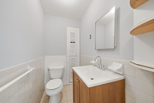 Building Photo - 281 River St