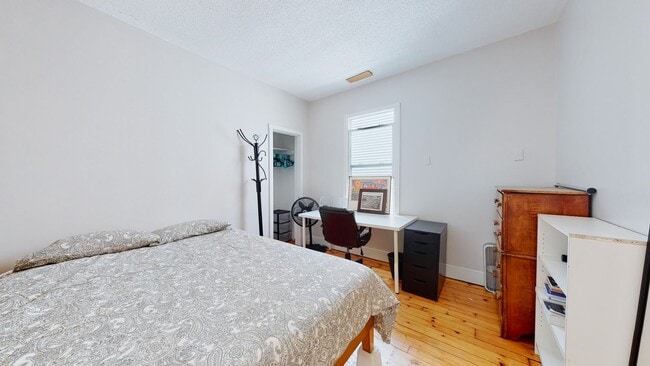 Building Photo - 6 Bedroom Apartment in Science Hill, close to downtown! (Laundry In Unit)