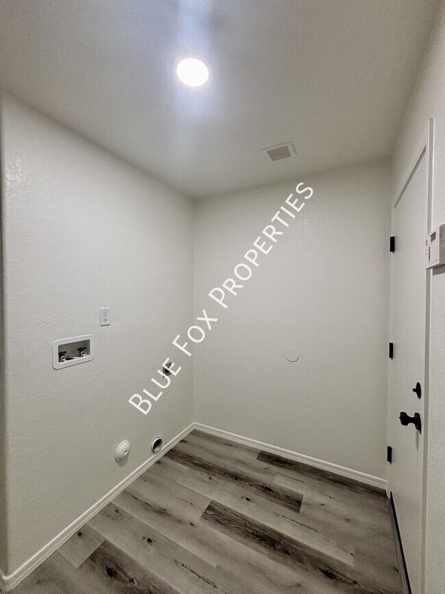 Building Photo - 5369 S Waterloo Ln