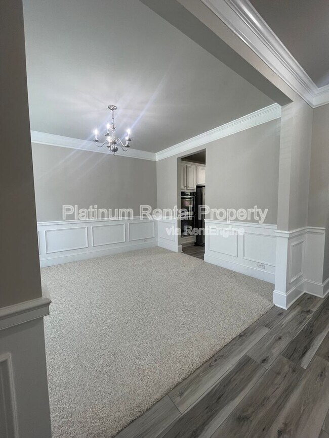 Building Photo - 5180 Mirror Lake Dr