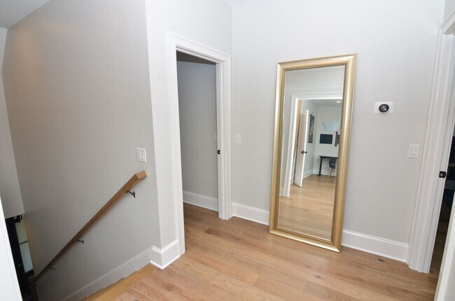 Building Photo - Fully Furnished in Downtown Franklin