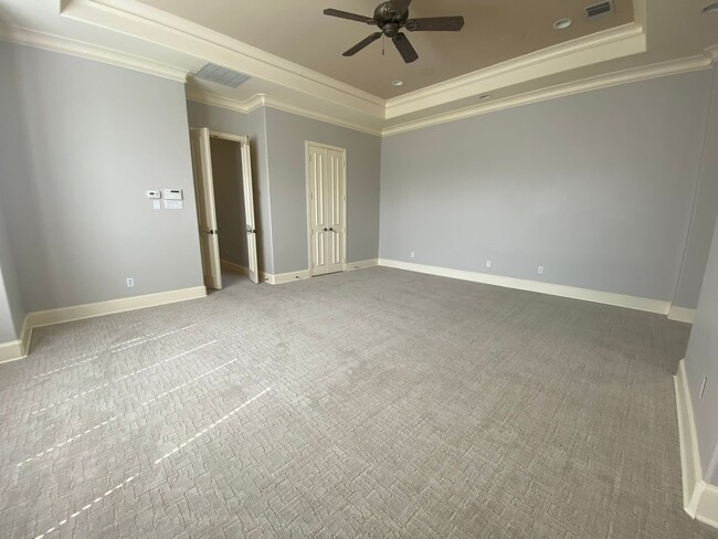 Building Photo - Two Bedroom, 3 level Condo in Oak Lawn