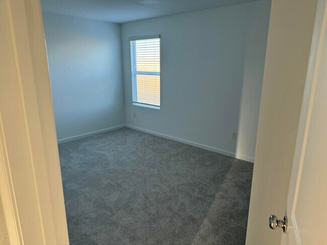Building Photo - 673 Carlyle Way