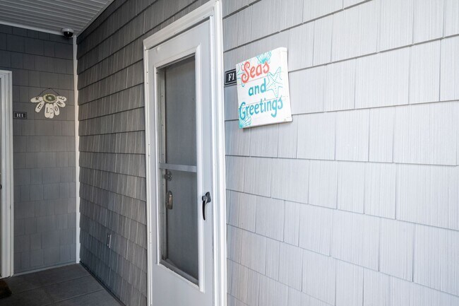 Building Photo - OFF-SEASON MONTHLY RENTAL WILL HELP WITH THOSE WINTER BLUES