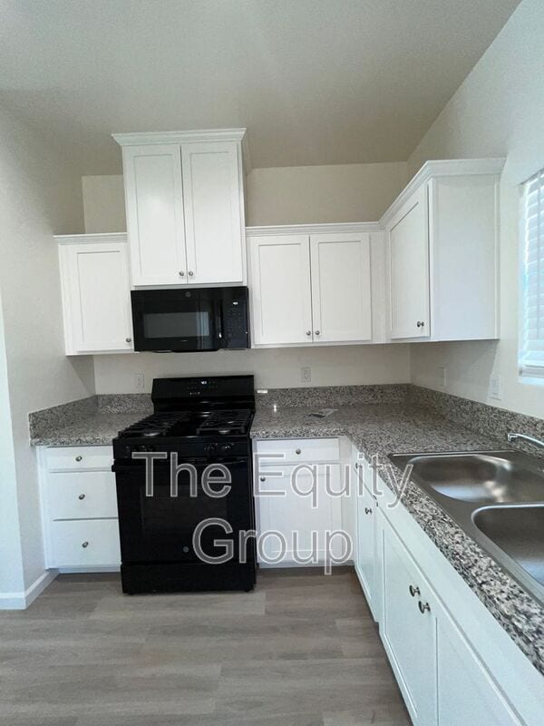 Building Photo - 4116 E Kaweah Ave