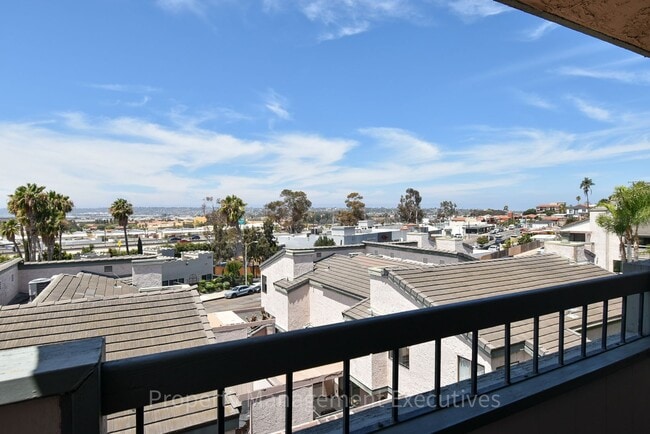 Building Photo - Renovated 2 Bedroom, 2.5 Bath Townhome