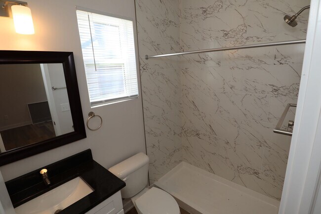 Building Photo - 3 Bedroom Downstairs Unit Near Eastside Duplex!