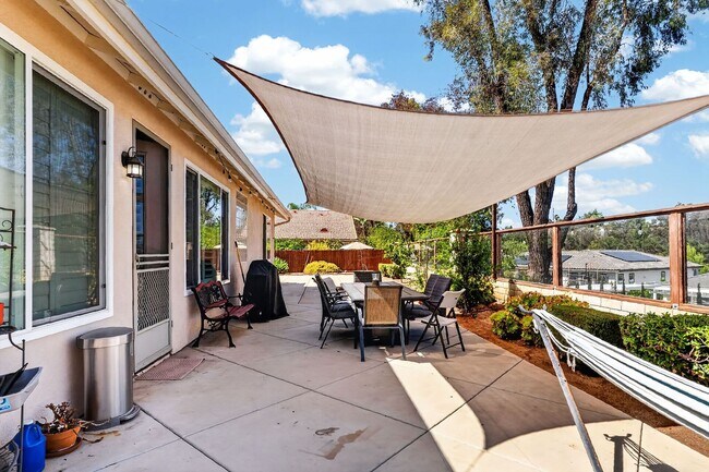 Building Photo - 1528 Knoll Park Glen