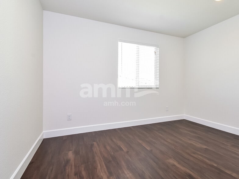 Building Photo - 126 Charmante Tulip Lane