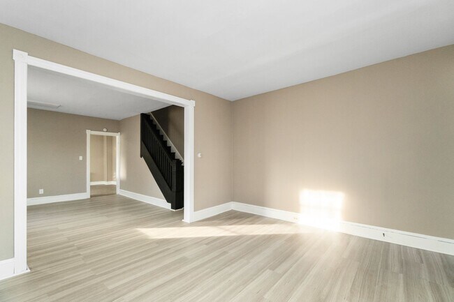 Building Photo - 458 Main St