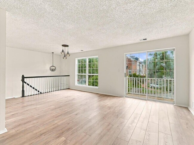 Building Photo - 10 Cottonwood St