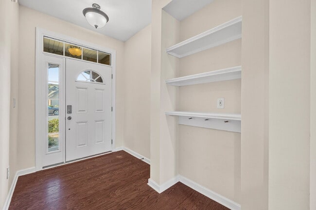 Building Photo - Your Next Home Awaits! 3BR Townhome with G...